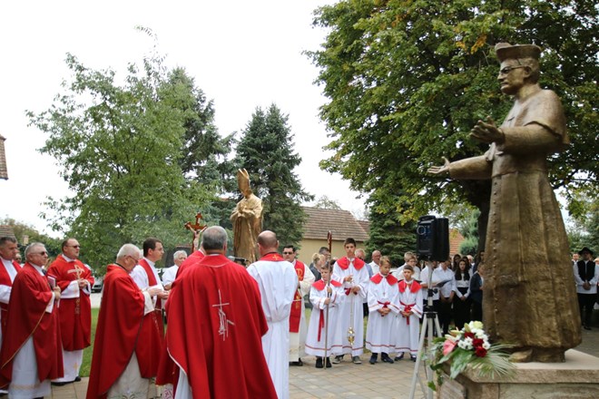 Biskup Josip Mrzljak predvodio slavlje na župni blagdan Uzvišenja Svetog Križa u Vratišincu